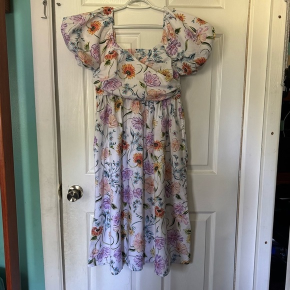 crown & ivy Dresses & Skirts - Crown & Ivy Women’s Floral Dress Size Medium